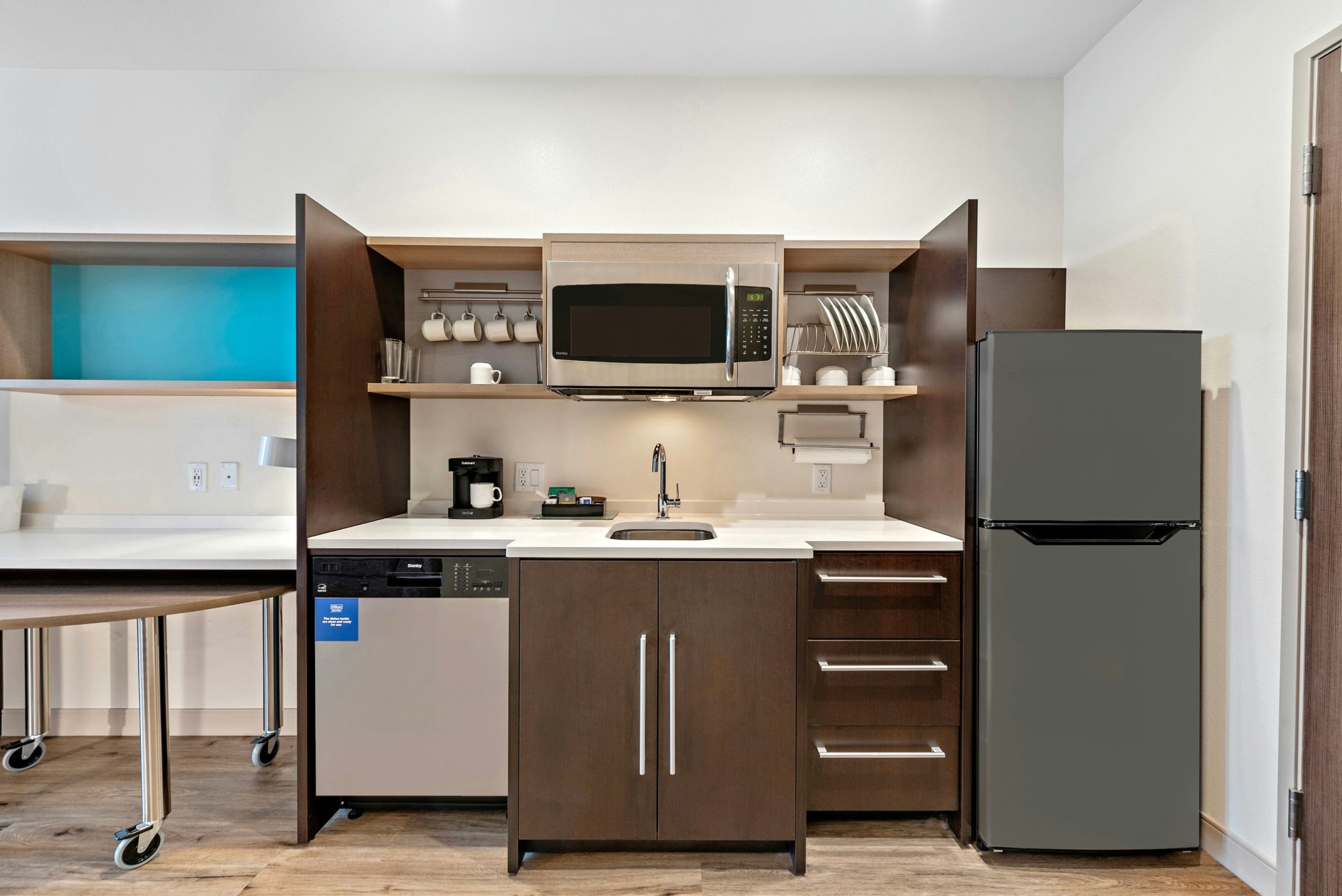 Home2 Suites San Bernardino — Guestroom kitchenette