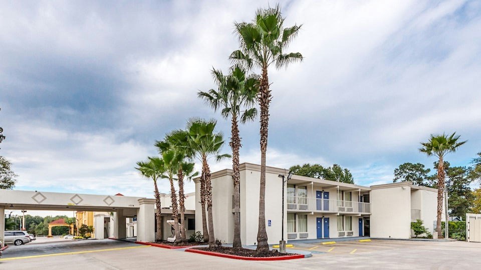 Motel 6 Cleveland, TX